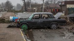 Auto s děrami po střelbě ve městě Buča