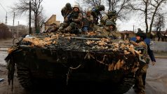 Ukrajinští vojáci přijíždějí do osvobozeného města Buča, ve kterém ruské armádní síly podle ukrajinského ministerstva obrany zabíjely civilisty