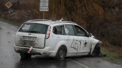 Zničený automobil s nápisem „Děti“ v ukrajinské Buče