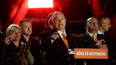 „Dosáhli jsme vítězství tak velkého, že ho lze vidět z Měsíce,“ pronesl k podporovatelům Viktor Orbán