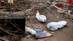 Hromadný hrob s desítkami civilních obětí byl po stažení ruských jednotek objeven v sobotu v další osvobozené obci Buzova v Kyjevské oblasti
