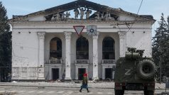 Zničené mariupolské divadlo, které se stalo symbolem místní humanitární tragédie - v krytu pod ním se skrývaly patrně stovky lidí ve chvíli, kdy byla budova na konci března zasažena ruským útokem