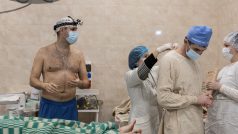 Chirurgové v kramatorské nemocnici se připravují na operaci ukrajinského vojáka