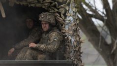 Ukrajinští vojáci ve vojenském vozidle na cestě k frontové linii během bojů poblíž města Izjumu v Charkovské oblasti