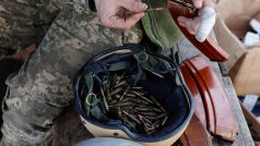 Ukrajinský voják plní zásobník náboji
