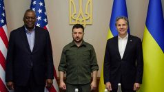 Zleva americký ministr Lloyd Austin, ukrajinský prezident Volodymyr Zelenskyj a americký ministr zahraničí Antony Blinken