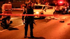 Při útoku ve středoizraelském městě Elad byli ve čtvrtek zabiti tři lidé a dalších několik jich bylo zraněno
