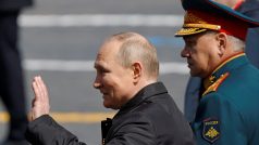 Vladimir Putin a Sergej Šojgu na vojenské přehlídce 9. května 2022