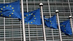 Vlajky Evropské unie před budovu Evropské komise v Bruselu