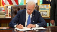 Americký prezident Joe Biden podepsal zákon, který umožní urychlit a zjednodušit dodávky zbraní Ukrajině