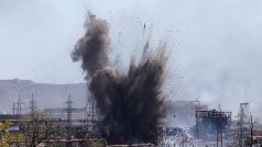 Exploze v ocelárnách Azovstal v ukrajinském Mariupolu