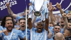 Fotbalisté Manchesteru City slaví obhajobu anglického titulu