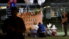 Lidé truchlí po hromadné střelbě na škole v Texasu