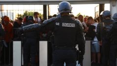 Policie u vstupu na stadion Stade de France