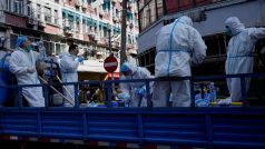 Lidé v Šanghaji dezinfikují město a připravují se tak na uvolnění koronavirových opatření