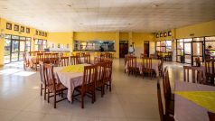 Pohled na restauraci v ubytování The Hope Hostel, kam mají být migranti z Británie přijati po příjezdu do Kigali