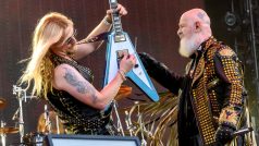 Kytarista Richie Faulkner a zpěvák Rob Halford z britské skupiny Judas Priest