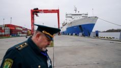 Ruský celník v přístavu ve městě Baltijsk v Kaliningradské oblasti