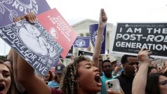 Po zrušení ústavního práva na potrat se před budovou Nejvyššího soudu shromažďují protestující