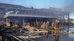 Ruský útok na obchodní centrum v Kremenčuku má nejméně 16 obětí. Bilance není konečná