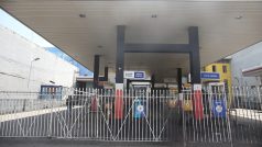 Zavřená benzinová stanice v Colombu, hlavním městě Srí Lanky