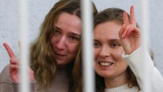 Běloruská novinářka Kacjaryna Andrejevová (vlevo) dostala osmiletý trest za velezradu