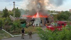 Ruské ostřelování Bachmutu pokračuje. Hasiči likvidují následky útoku ruskou raketou na civilní dům.