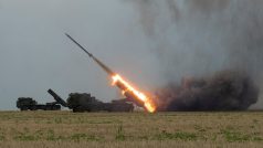 Ruské jednotky odpalují rakety směrem na Ukrajinu