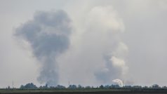 Severem okupovaného ukrajinského poloostrova Krym v úterý ráno otřásly výbuchy