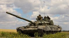 Tank ruských jednotek projíždí Záporožskou oblastí na Ukrajině