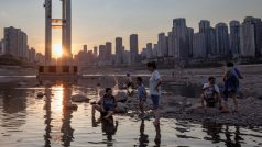 Úbytek řeky Jang-c’-ťiang je patrný na první pohled ve městech, kterými protéká
