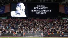 Vzpomínka na královnu Alžbětu II. před začátkem zápasu Konferenční ligy mezi West Hamem a rumunským FCSB.