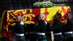 Smuteční průvod s rakví zesnulé britské královny Alžběty II. se v pondělí vydal z paláce Holyroodhouse do katedrály svatého Jiljí v Edinburghu. Rakev byla překrytá žlutočervenou královskou standartou Skotska. Vůz po obou stranách doprovázeli příslušníci Královské společnosti lukostřelců