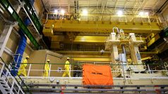 Technici pracují na počátečním zavážení paliva do reaktoru jaderné elektrárny Mochovce