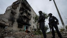 Ukrajinská policie hlídkuje poblíž trosek v osvobozeném městě Izjum v Charkovském regionu, zatímco ruské útoky na Ukrajinu pokračují.