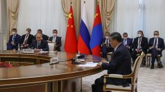 Ruský prezident Vladimir Putin a čínský prezident Si Ťin-pching na schůzce v Uzbekistánu