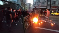 Protesty v Íránu kvůli smrti mladé ženy sílí. Takto to vypadalo ve středu v Teheránu