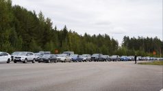Kolona ruských aut na finské hranici