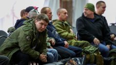 Ruští záložníci se scházejí na shromaždišti v průběhu částečné mobilizace vojáků ve městě Volžskij ve Volgogradské oblasti v Rusku