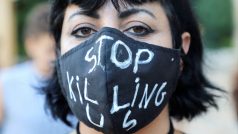 „Přestaňte nás zabíjet“ stojí na roušce jedné z protestujících v Bejrútu
