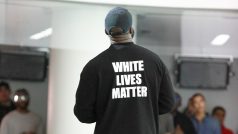 Kanye West v mikině s nápisem White Lives Matter (Na životem bělochů záleží) během pařížské přehlídky módy