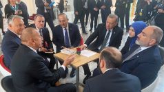 Arménský premiér a ázerbájdžánský a turecký prezident u jednoho stolu