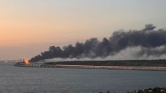 Požár na Kerčském mostě, který spojuje Rusko s okupovaným poloostrovem Krym