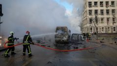 Shořelá aut po výbuchu v Kyjevě
