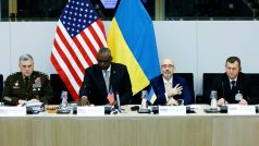 Zástupci zemí podporujících Ukrajinu  při jednání v bruselském sídle NATO. Americký ministr obrany Lloyd Austin druhý z leva
