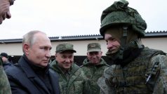 Vladimir Putin kontroluje přípravu mobilizovaných záložníků ve vojenském výcvikovém středisku v Rjazaňské oblasti