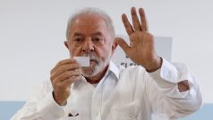 Luiz Inácio Lula da Silva odevzdává svůj hlas při prezidentských volbách