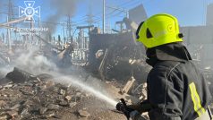 Hasiči v Kyjevské oblasti hasí požár zařízení energetické infrastruktury, která byla poškozena zásahem ruského dronu (31. 10. 2022)