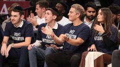 Fanoušci Brooklynu přišli na zápas NBA dát Kyriemu Irvingovi najevo, co si myslí o jeho antisemitismu