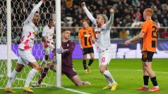 Fotbalisté Lipska se radují z gólu do sítě Šachtaru Doněck